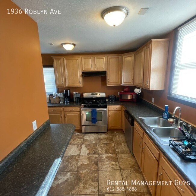 Building Photo - 1936/1938 Roblyn Ave