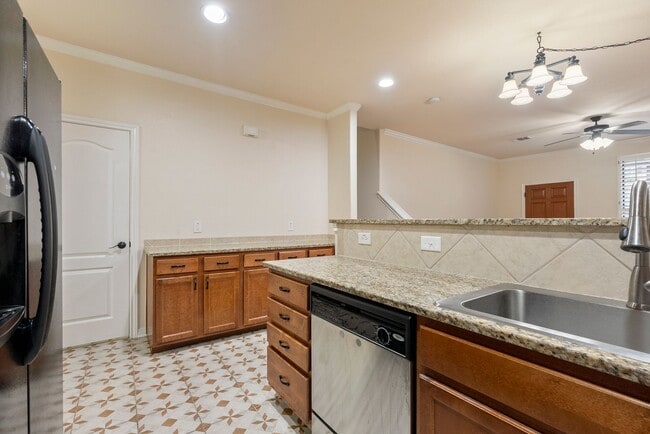 Building Photo - Executive Style in the Heart of Town Centre