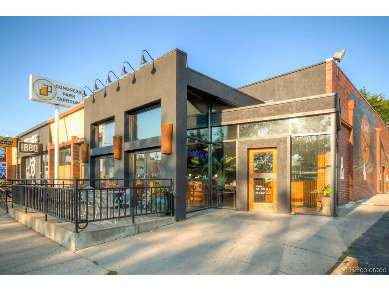 Building Photo - 1121 Albion St