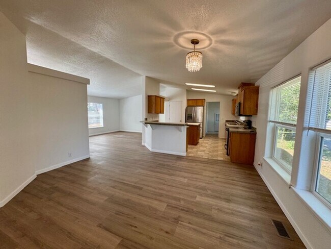 Building Photo - Remodeled Home on 1/2 Acre
