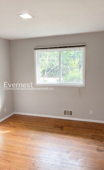 Building Photo - 380 Martin Dr