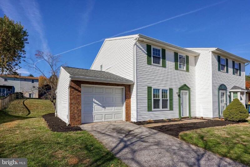 Building Photo - 1902 Pin Oak Dr