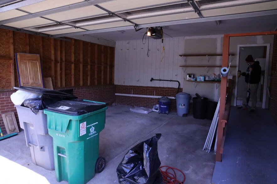 Building Photo - Room in Single Family Home on Mineral Springs Rd