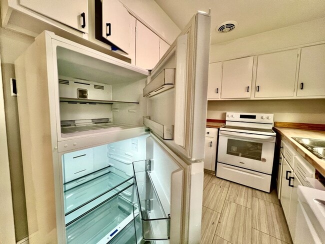 Building Photo - 3 BED CONDO IN PERFECT LOCATION!