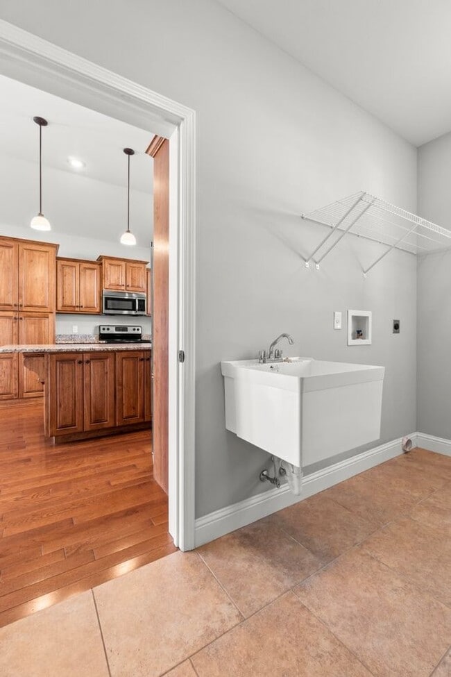 Building Photo - BEAUTIFUL Neighborhood Home!