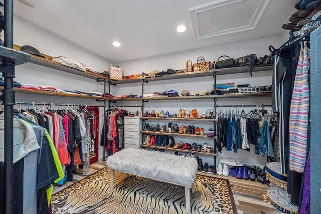 Building Photo - Gorgeous, Fully furnished 3 Bed 3.5 bath h...
