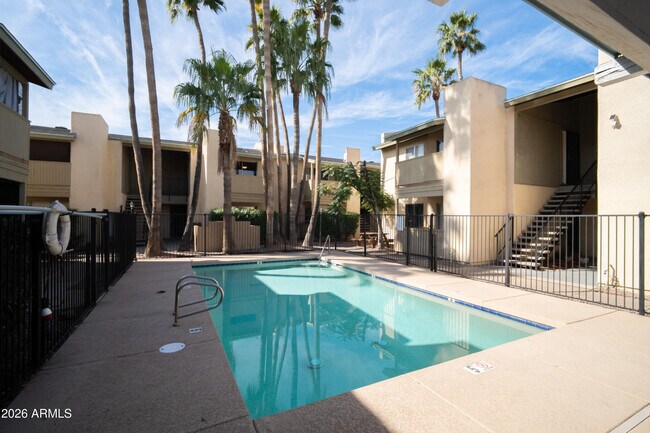 Building Photo - 729 W Coolidge St