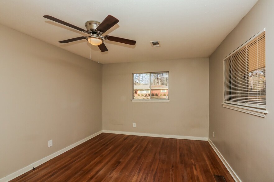 Building Photo - 3025 Charleston Dr