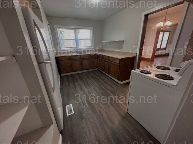 Building Photo - $775 - 2 bed 1 bath - Delightful and spaci...