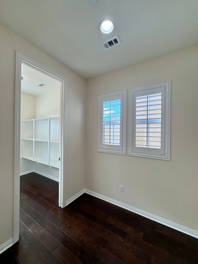 Building Photo - Welcome to this stunning 5 bedroom home fo...