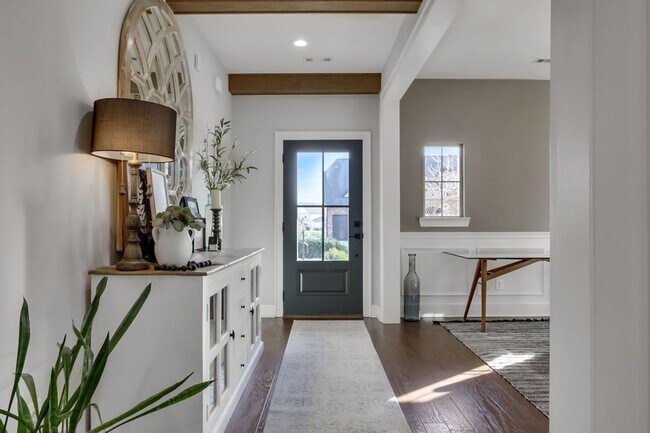 Building Photo - 647 Sire Ave