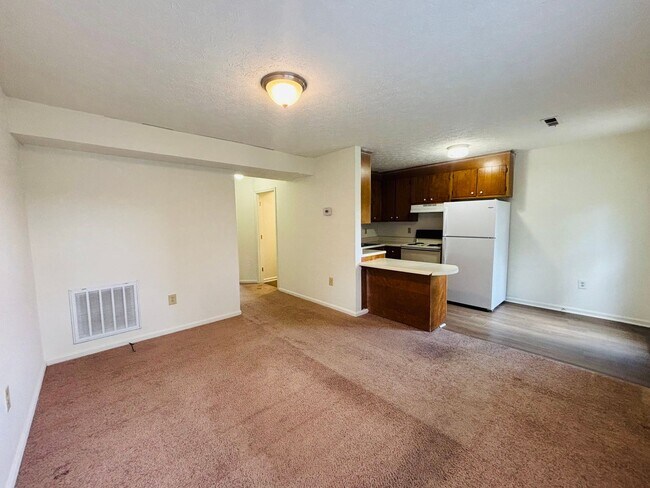 Building Photo - 4 Bedroom 2.5 Bath Townhouse