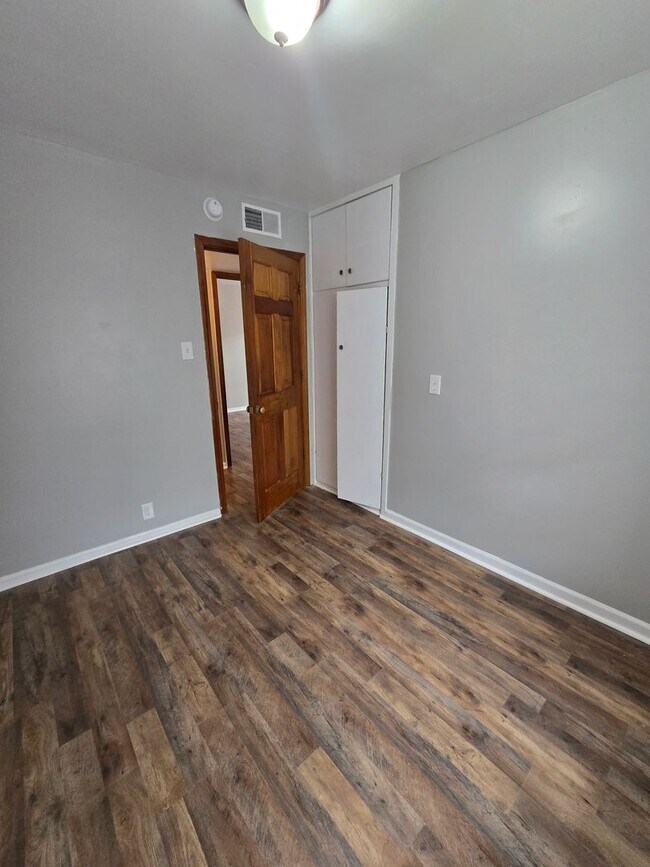 Building Photo - Three Bedroom Home Located in Warren Township near 10th and Franklin Rd