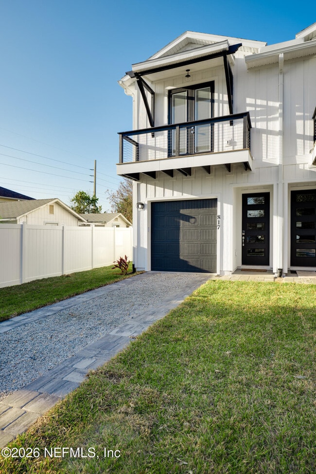 Building Photo - 817 7th Ave N