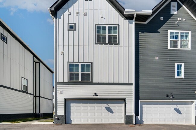 Building Photo - Madison new construction in gated community, pet friendly, 2 car garage, $500 off first month's rent