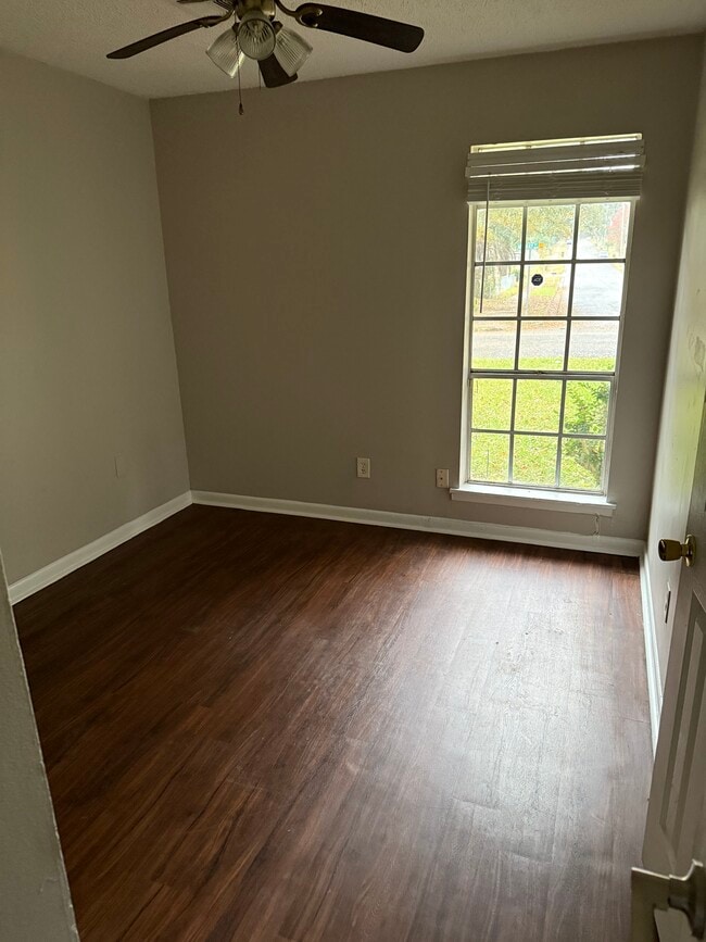 Building Photo - 1550 Midway St