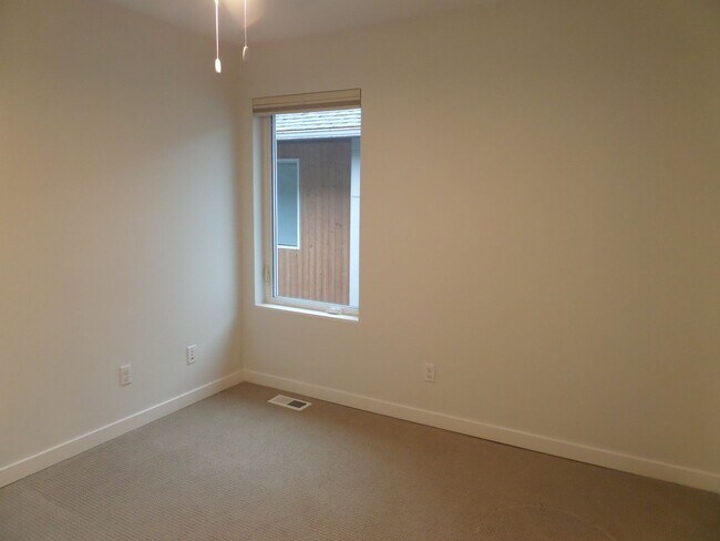 Building Photo - Immaculate and LARGE 4-Bedroom Home in Unb...