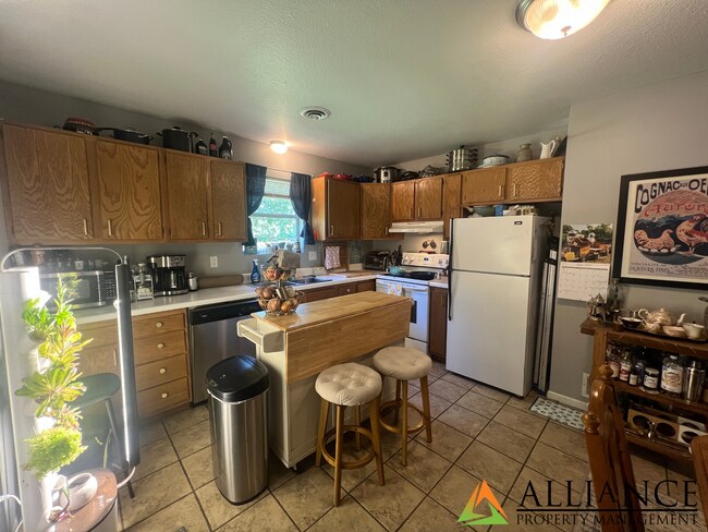 Building Photo - 530 Bluemont Ave