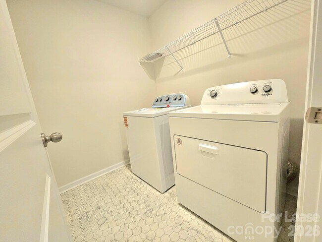 Building Photo - 3854 Rosewood Dr