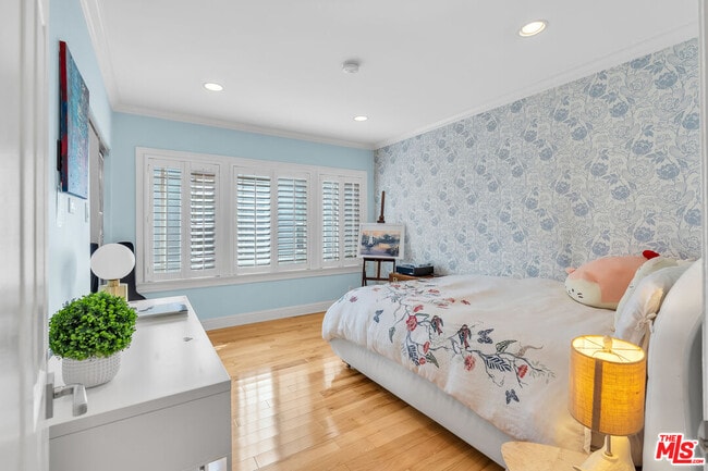 Building Photo - 326 N Doheny Dr