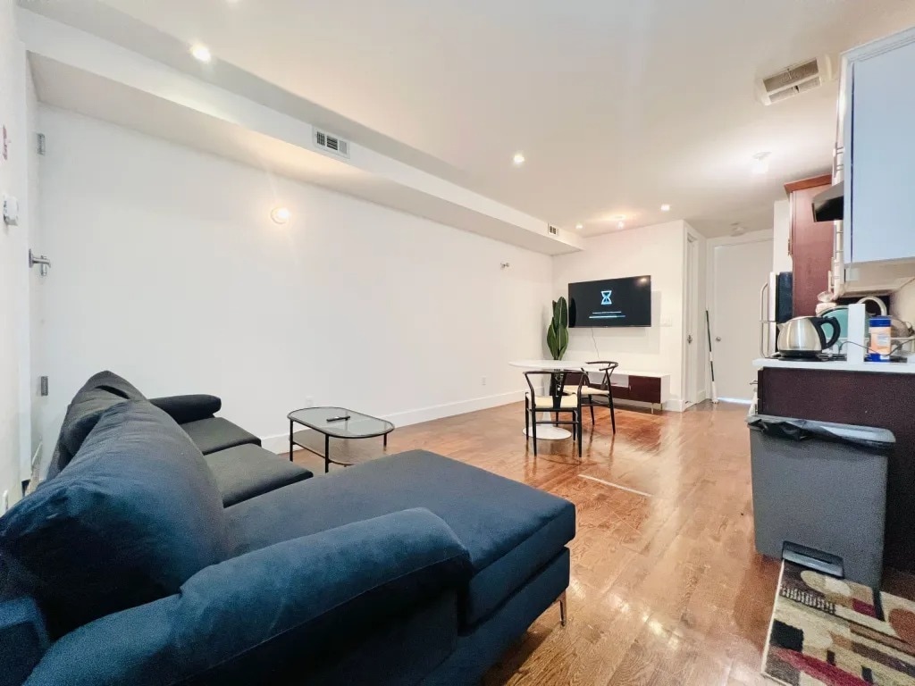 Building Photo - Furnished room/NOT APARTMENT