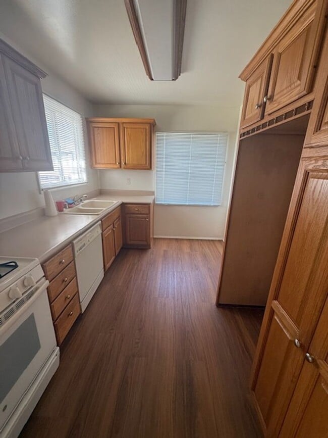 Building Photo - REDONE CUTE 2BED/1BATH HOUSE W/ REFURBISHE...
