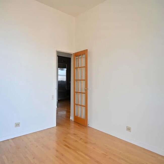 Building Photo - High-End Living in a Prime Area