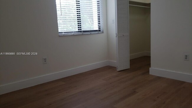 Building Photo - 10221 Fontainebleau Blvd