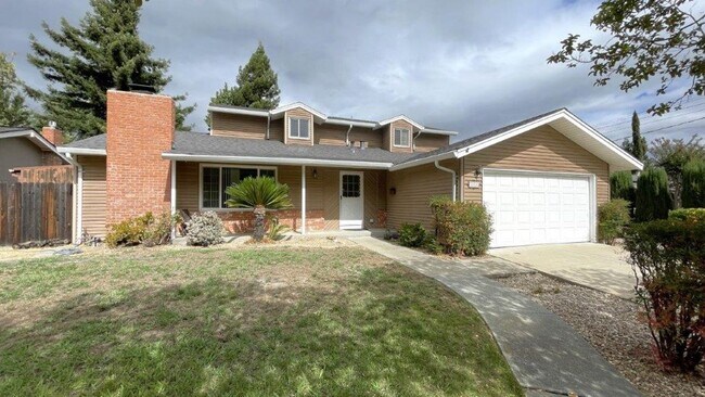 Building Photo - Nice 4 bedroom 2 bathroom home with sparkling pool. 1937 sq ft on Pleasant Hill Border