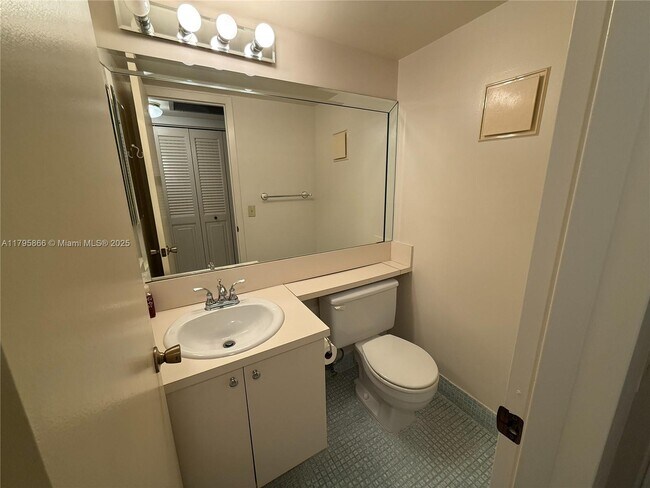 Building Photo - 447 Fanshaw K