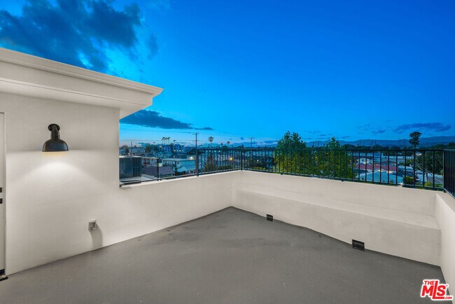 Building Photo - 5248 Auckland Ave