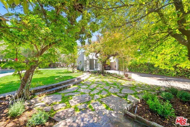 Building Photo - 1004 N Beverly Dr