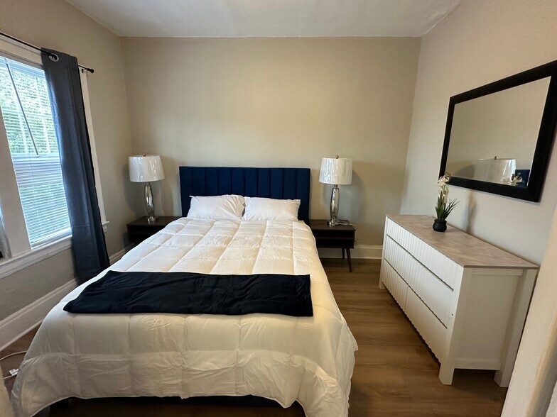 Building Photo - 1847 E 87th St