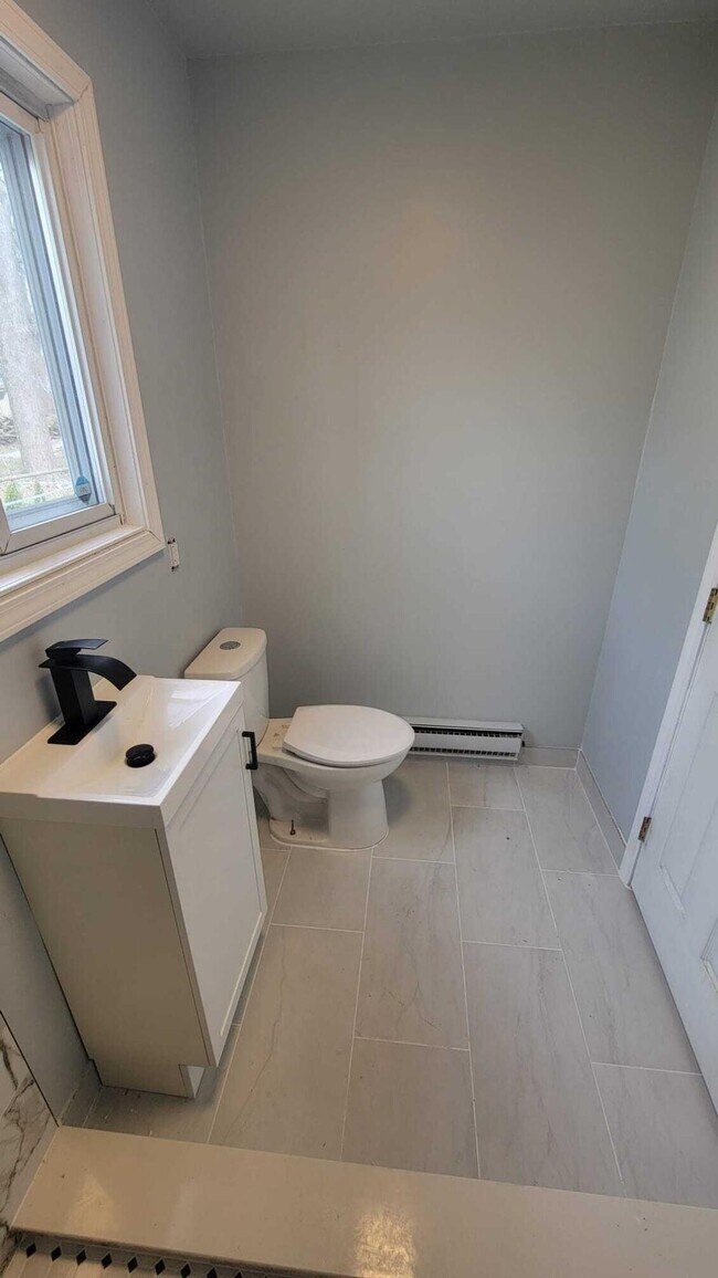 Building Photo - 655 Robinwood Dr