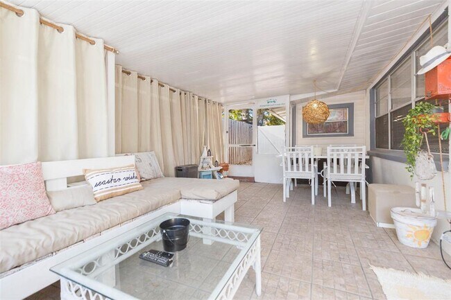 Building Photo - 4206 W Wisconsin Ave