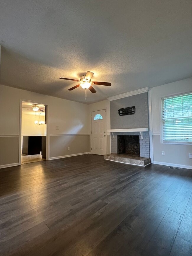 Building Photo - 2000 Lakebarry Dr