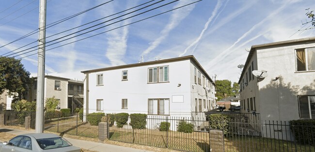Building Photo - 17037/17043/17049 Vanowen St.