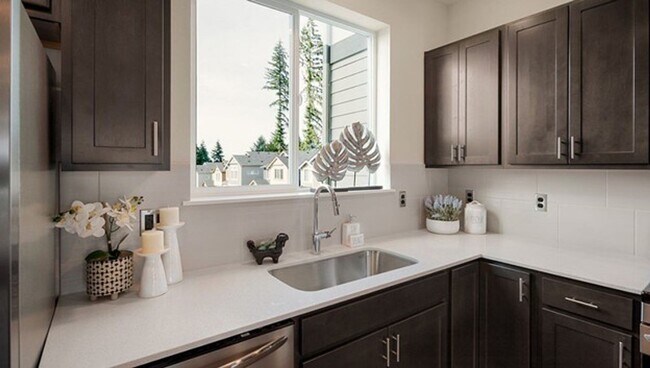 Building Photo - Spacious and Beautifully Landscaped 3 bed/3ba Townhome in Central Park