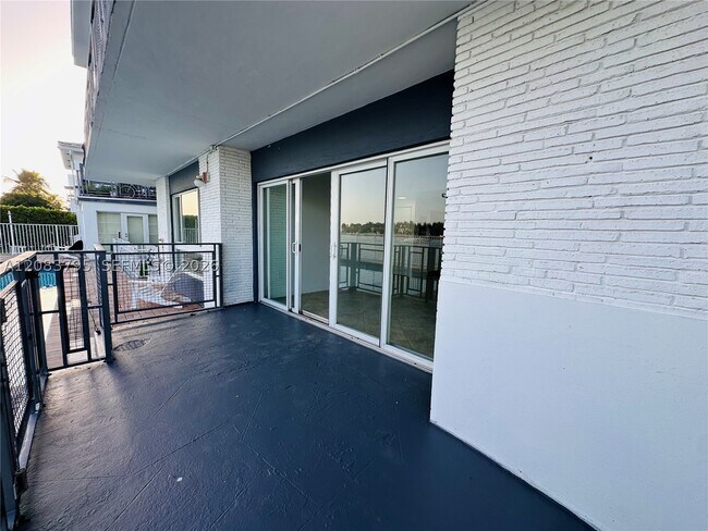 Building Photo - 946 Bay Dr E