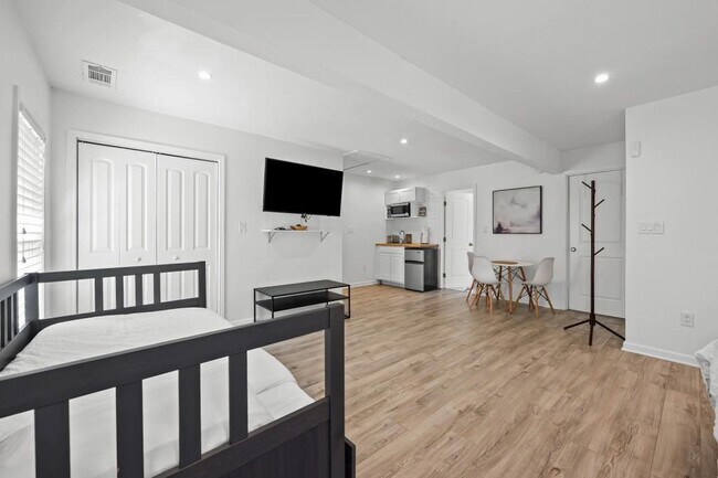 Building Photo - 414 Charles Pl