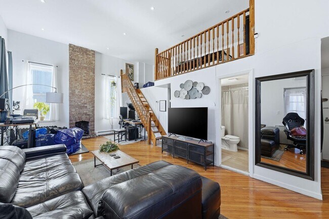 Building Photo - 174 Grand St