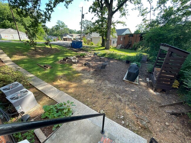 Shared backyard - 1900 Courtney Dr