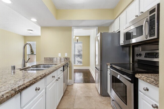 Building Photo - 5904 Sandhurst Ln