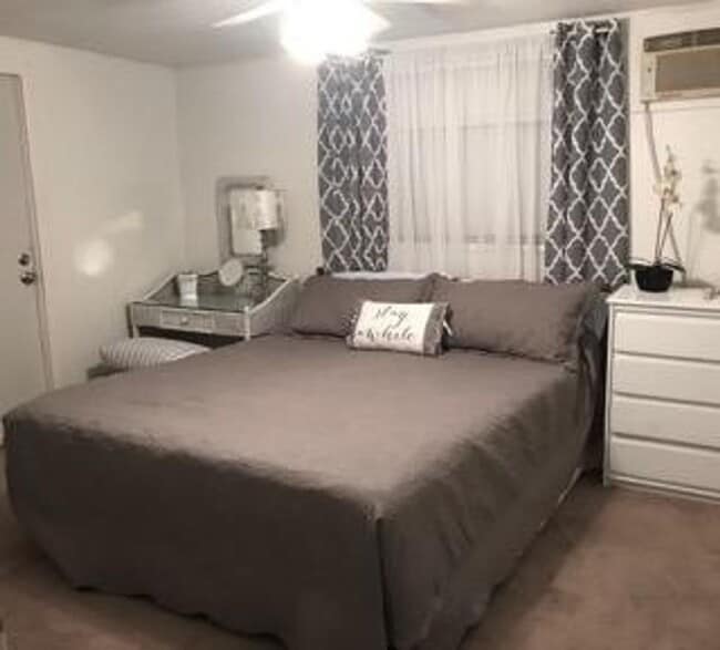 Building Photo - WINTER VACATION RENTAL - 4 Bedroom/1.5 Bath