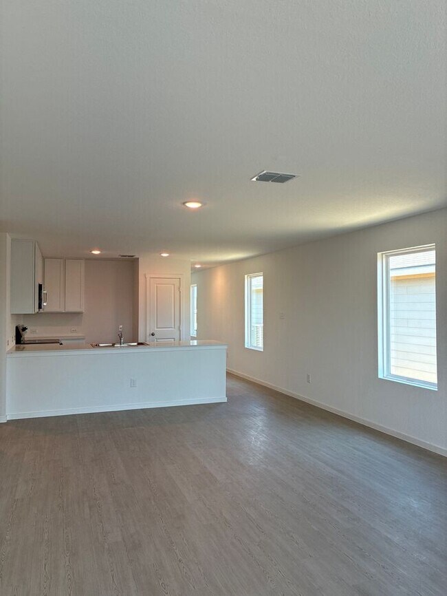Building Photo - Charming 4 beds 2 baths in San Antonio!