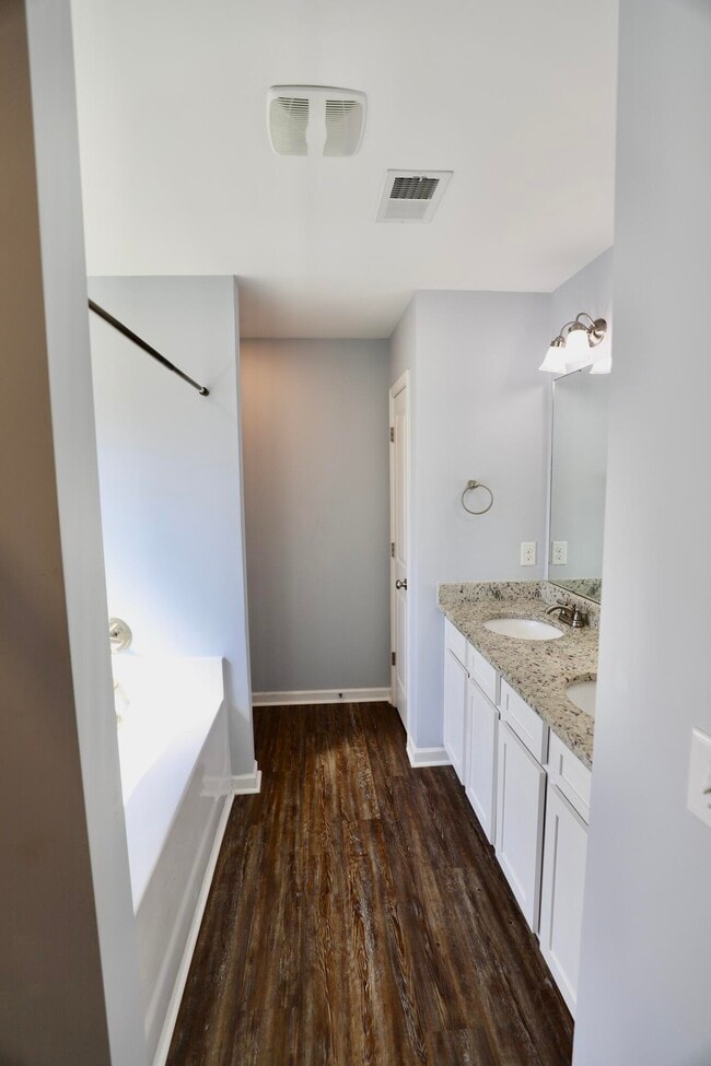 Building Photo - 1009 Providence Plantation Dr