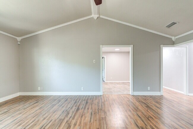 Building Photo - Renovated Three-Bedroom home in Central Lu...