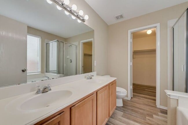 Building Photo - Newly updated home ready for move in
