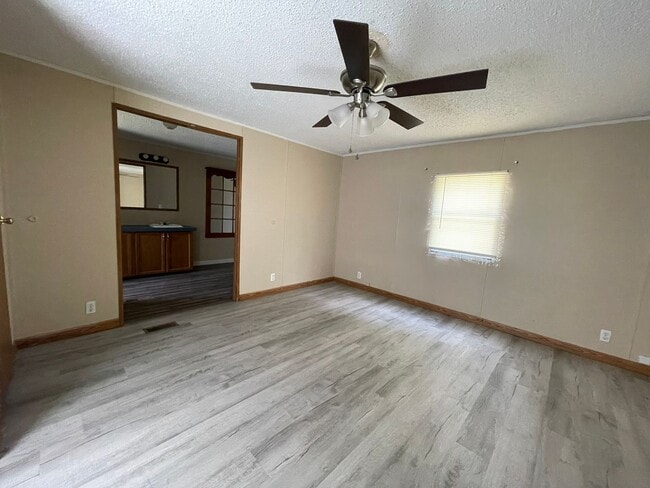 Building Photo - 3 Bed 2 Bath Home For Rent