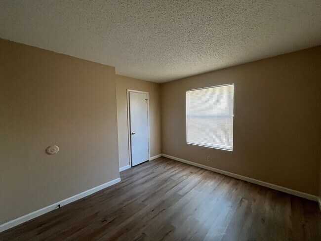 Building Photo - 5525 Lochmoor